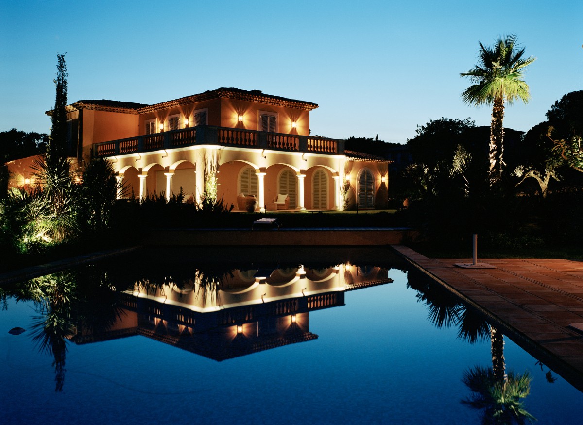 Pool house lighting design